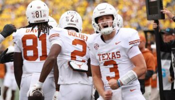 Quinn Ewers puts on stellar display, throws 3 touchdown passes as Texas routs Michigan