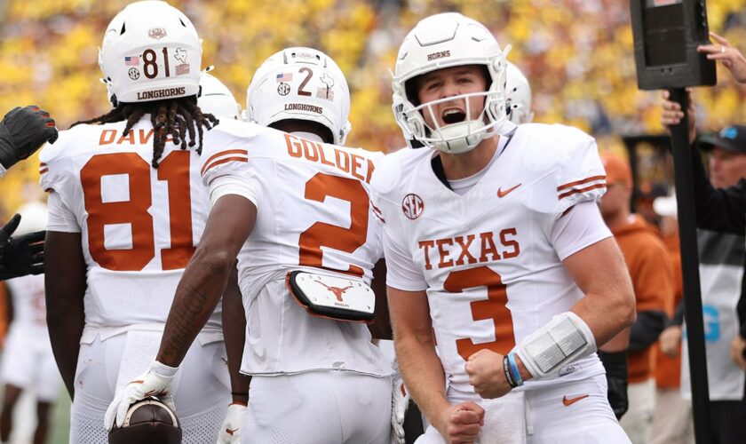 Quinn Ewers puts on stellar display, throws 3 touchdown passes as Texas routs Michigan