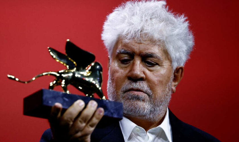 Pedro Almodóvar “enfin” sacré à la Mostra de Venise avec “La chambre d’à côté”