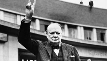 Winston Churchill fait le signe de la Victoire