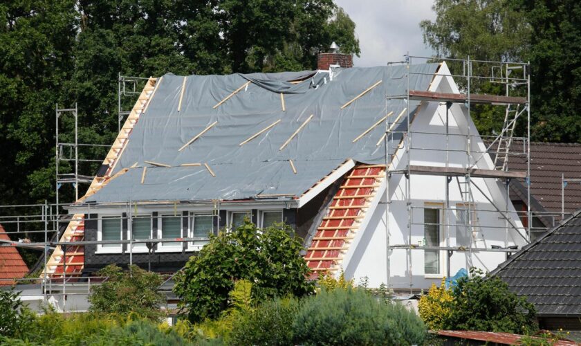 Jung kauft Alt: Das Dach eines älteren Hauses wird saniert