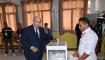 Le président algérien sortant Abdelmadjid Tebboune en train de voter lors de l'élection présidentielle à laquelle il est candidat, le 7 septembre 2024