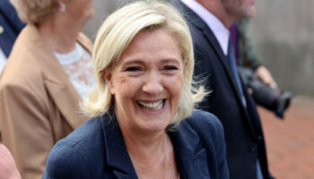 Le Pen met Barnier sous pression, fin des Jeux de Paris, grippe aviaire... Les 5 infos à retenir du week-end