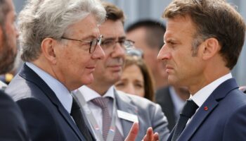 Le président de la République Emmanuel Macron parle avec le commissaire européen Thierry Breton lors d'une visite à l'aéroport du Bourget, le 19 juin 2023.