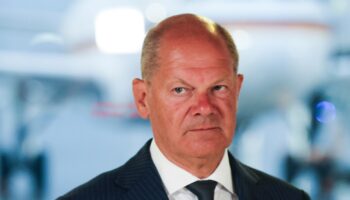 Le chancelier allemand Olaf Scholz le 1er août 2024 à l'aéroport international de Cologne