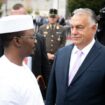 Le Premier ministre hongrois Viktor Orban et le président tchadien Mahamat Idriss Deby Itno lors d'une cérémonie de bienvenue sur la place St Gyorgy, le 9 septembre, à Budapest.