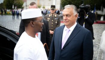 Le Premier ministre hongrois Viktor Orban et le président tchadien Mahamat Idriss Deby Itno lors d'une cérémonie de bienvenue sur la place St Gyorgy, le 9 septembre, à Budapest.