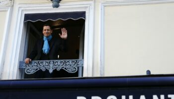 L'écrivain Jean-Baptiste Andrea, lauréat du prix Goncourt, à la fenêtre du restaurant Drouant, le 7 novembre 2023 à Paris