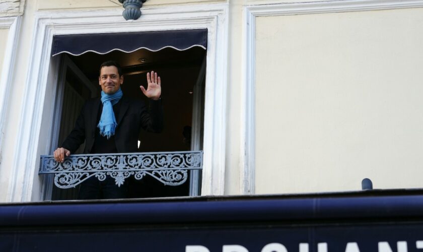 L'écrivain Jean-Baptiste Andrea, lauréat du prix Goncourt, à la fenêtre du restaurant Drouant, le 7 novembre 2023 à Paris