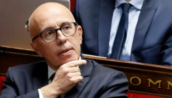 Le député français du groupe Les Républicains (LR) et président du parti Les Républicains, Eric Ciotti, assiste à un débat demandé par le parti de droite Les Républicains pour proposer une décision appelant les autorités françaises à retirer l'accord franco-algérien du 27 décembre 1968, à l'Assemblée nationale à Paris, le 7 décembre 2023. Le 7 décembre 2023, l'Assemblée nationale française a rejeté un texte remettant en cause l'accord franco-algérien de 1968, qui accorde un statut particulier aux Algériens en matière de circulation, avant de lancer l'examen d'une réforme constitutionnelle également proposée par les députés LR, déterminés à accroître la pression sur le parti présidentiel en matière d'immigration.