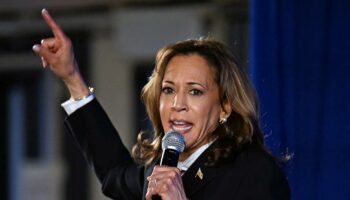 La vice-présidente américaine et candidate démocrate à la présidentielle Kamala Harris s'exprime lors d'une soirée de surveillance après un débat présidentiel avec l'ancien président américain et candidat républicain à la présidentielle Donald Trump au Cherry Street Pier à Philadelphie, Pennsylvanie, le 10 septembre 2024. (Photo de Jim WATSON / AFP)