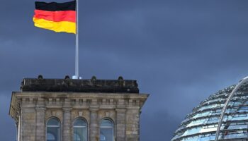 L'Allemagne s'enfonce dans la récession en 2023, avec un recul prévu du PIB de 0,6%, selon les cinq principaux instituts économiques du pays.