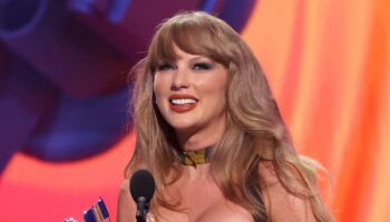 Taylor Swift pays tribute to 9/11 anniversary at MTV VMAs