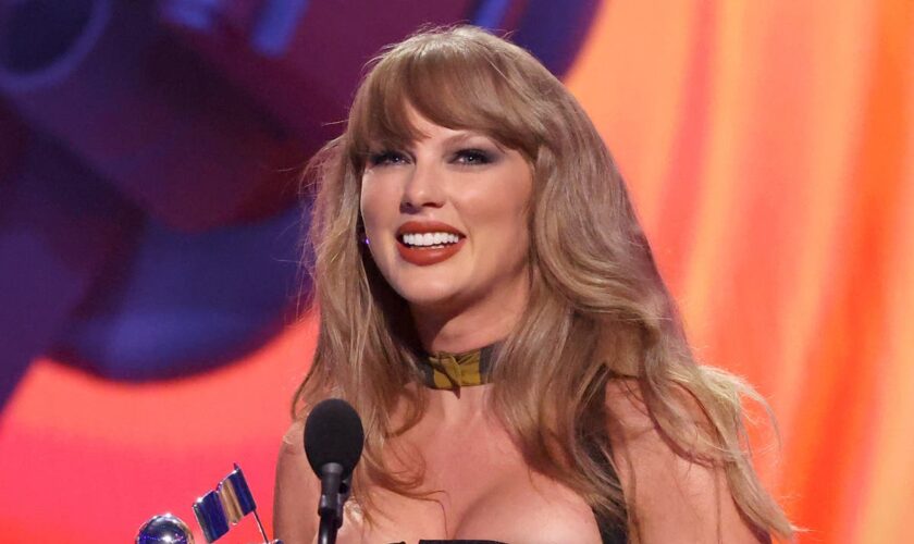 Taylor Swift pays tribute to 9/11 anniversary at MTV VMAs