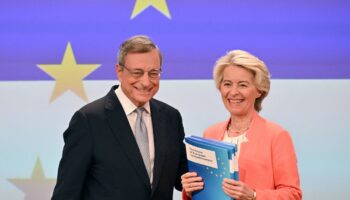 L'ancien Premier ministre et économiste italien Mario Draghi (à gauche) et la présidente de la Commission européenne Ursula von der Leyen posent ensemble lors d'une conférence de presse sur l'avenir de la compétitivité européenne, au siège de l'UE à Bruxelles le 9 septembre 2024.