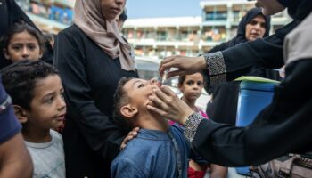 Un personnel de santé administre un vaccin anti-polio à un enfant à Khan Younès, dans le sud de la bande de Gaza, le 5 septembre 2024, sur fond de la guerre dans la bande de Gaza entre Israël et le mouvement islamiste palestinien Hamas