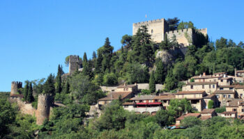 Incendie à Castelnou : menacé par les flammes, l’un des plus beaux villages de France évacué