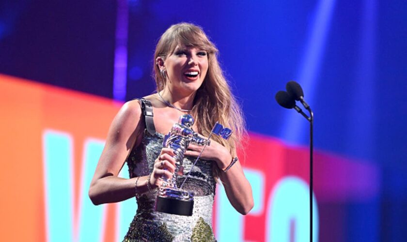 Travis Kelce reacts to Taylor Swift praising him during VMAs speech