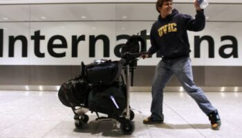 Un passager en provenance de Vancouver arrive à l'aéroport d'Heathrow, à Londres, le 20 avril 2010.