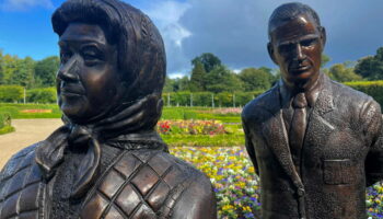 «Mrs. Doubtfire» : en Irlande du Nord, une nouvelle statue en hommage à la reine Elizabeth II vivement critiquée