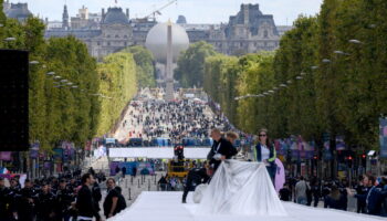 EN DIRECT - JO de Paris 2024 : le défilé des champions sur les Champs-Elysées, un dernier au revoir olympique