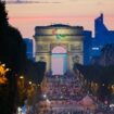 Des athlètes de différentes délégations défilent sur l'avenue des Champs-Elysées avec l'Arc de Triomphe en arrière-plan, lors de la cérémonie d'ouverture des Jeux Paralympiques de Paris 2024, à Paris, le 28 août 2024. (Photo Dimitar DILKOFF / AFP)