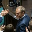 Le chef élu du nouveau gouvernement polonais Donald Tusk (c) applaudi après son discours au Parlement, le 12 décembre 2023 à Varsovie