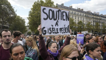 A la mobilisation parisienne en soutien à Gisèle Pelicot : « C’est historique, il fallait être là »