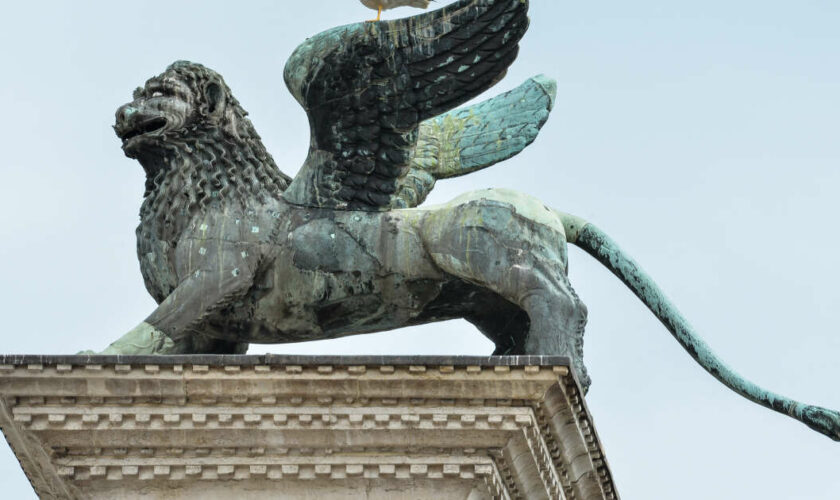 Venise : le célèbre lion ailé de la place Saint-Marc est-il “made in China” ?