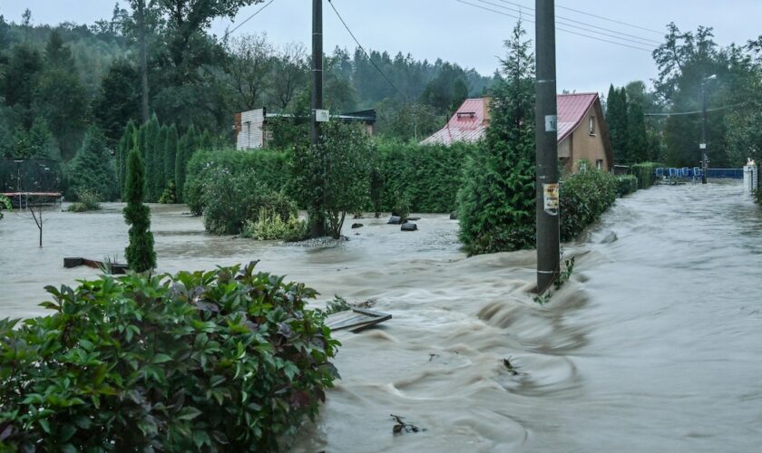 Le ruisseau Porubka est en crue dans la banlieue d'Ostrava, en République Tchèque, le 14 septembre 2024, alors que l'Europe centrale fait face à de fortes précipitations qui devraient provoquer des inondations. La tempête Boris a apporté des vents violents et des pluies exceptionnellement fortes dans certaines parties de l'Autriche, de la République tchèque, de la Hongrie, de la Roumanie et de la Slovaquie.