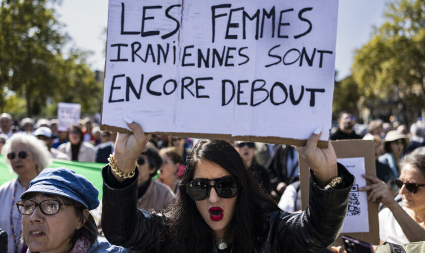 "Femme, Vie, Liberté" : des centaines de manifestants à Paris, 34 détenues en grève de la faim en Iran