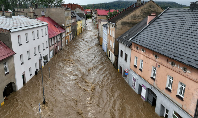 Tempête Boris : en Pologne, les images de la destruction impressionnante du barrage de Paczków