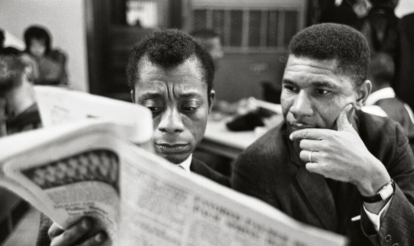 James Baldwin (à g.) rencontre Medgar Evers dans le Mississippi, en 1963. Quelques semaines plus tard, le dirigeant de la NAACP, organisation de défense des droits civiques, est tué d'une balle dans le dos.