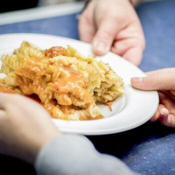 Schulessen: Was bekommt Ihr Kind in der Schule auf den Teller?