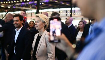 La présidente de la Commission européenne Ursula von der Leyen (d) et le secrétaire général de Renaissance, Stéphane Séjourné (g) arrivent au "campus européen" de Renaissance, le 7 octobre 2023 à Bordeaux