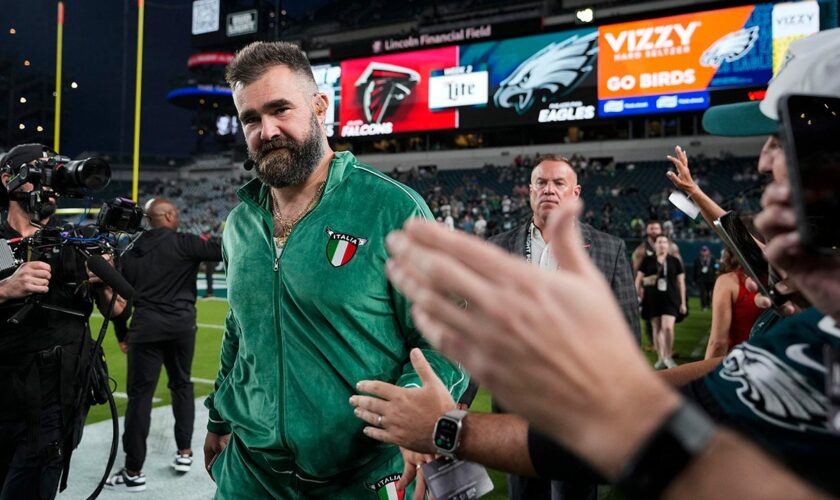 Eagles fan comes up lame after Jason Kelce chest bump