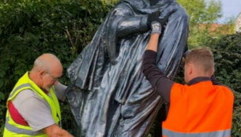 Dans le fief bourguignon d’Emmaüs, une statue de l’abbé Pierre déboulonnée