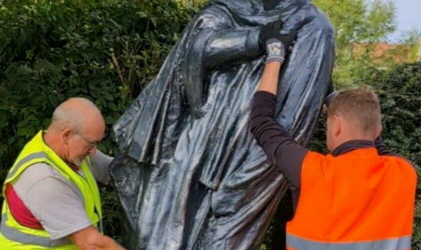 Dans le fief bourguignon d’Emmaüs, une statue de l’abbé Pierre déboulonnée