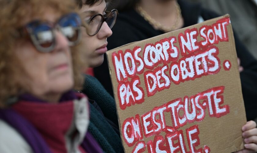 Une personne tient une pancarte de soutien à Gisèle Pelicot, victime de viols pendant une dizaine d'années, le 14 septembre à Rennes