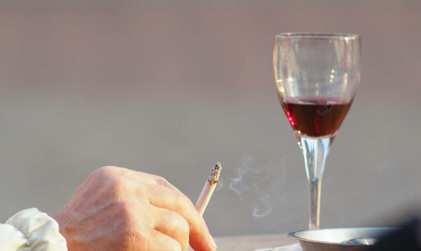 Fin de la cigarette sur les terrasses des bars ou devant les bureaux : la Commission européenne publie de nouvelles recommandations contre le tabagisme