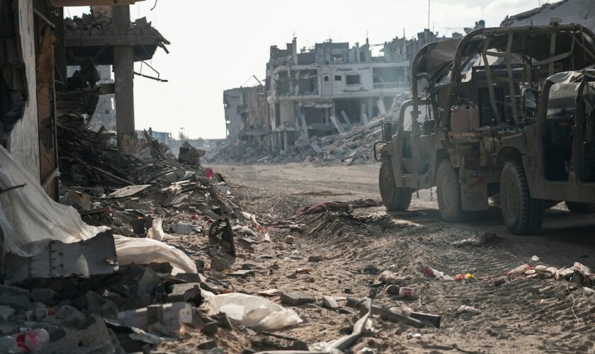 Photo prise lors d'une visite contrôlée et éditée sous la supervision de l'armée israélienne montrant des soldats israéliens en patrouille à côté de bâtiments détruits à Rafah, dans le sud de la bande de Gaza, le 13 septembre 2024