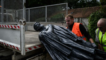 Une statue de l’abbé Pierre déboulonnée dans un fief d’Emmaüs