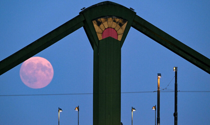 La « super lune des moissons » et son éclipse partielle ont inspiré de superbes photos