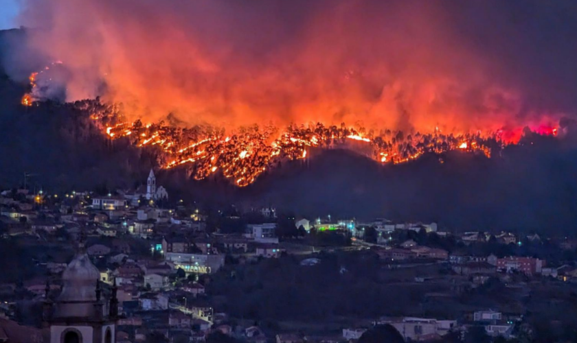 Au Portugal, l’image terrible de cette ville sur le point d’être ravagée par les flammes