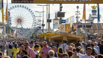 Die Sicherheitskontrollen auf dem diesjährigen Oktoberfest sollen intensiviert werden. (Archivbild) Foto: Peter Kneffel/dpa