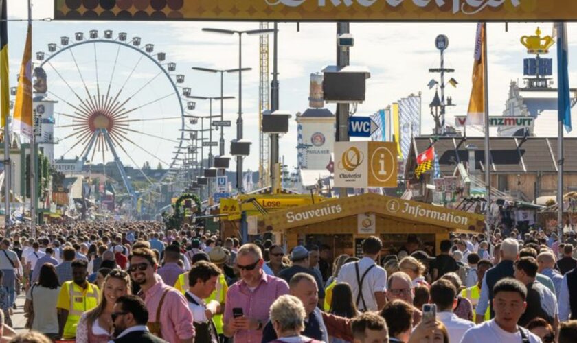 Die Sicherheitskontrollen auf dem diesjährigen Oktoberfest sollen intensiviert werden. (Archivbild) Foto: Peter Kneffel/dpa