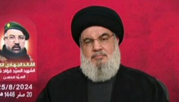 Capture d'écran de la chaîne de télévision al-Manar du Hezbollah, le 25 août 2024, montrant le chef du mouvement islamiste libanais, Hassan Nasrallah, prononçant un discours télévisé depuis un lieu non précisé