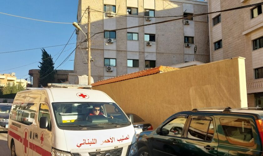 Une ambulance roule vers un hôpital de Baalbeck, dans l'est du Liban, le 17 septembre 2024, après des explosions de bipeurs appartenant à des membres du Hezbollah libanais qui ont fait des centaines de blessés