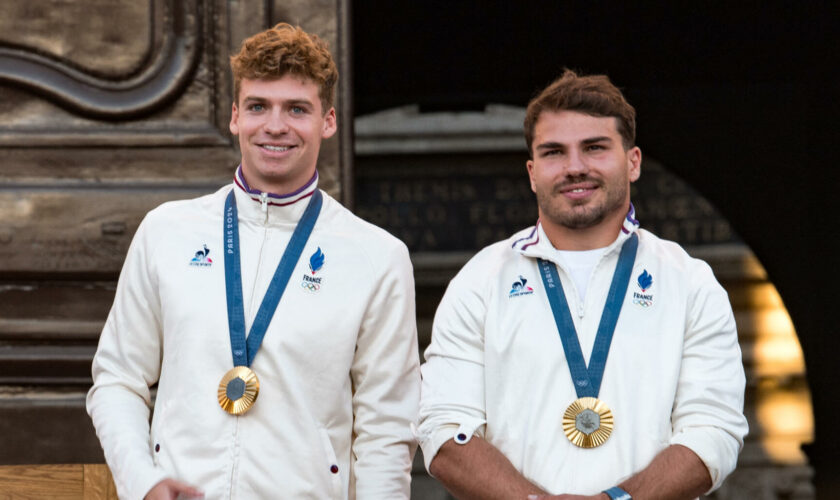 JO de Paris 2024 : Léon Marchand et Antoine Dupont accueillis en héros à Toulouse