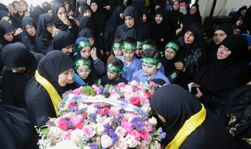 Des proches d'une fillette tuée dans l'explosion de bipeurs de membres du mouvement islamiste Hezbollah, lors de ses funérailles dans le village de Saraain, dans l'est du Liban, le 18 septembre 2024